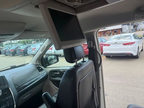 Used 2015 Chrysler Town & Country Touring FWD image 17