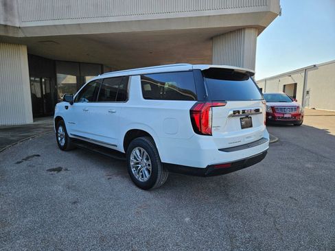 Used 2022 GMC Yukon XL SLT w/ SLT Premium Package image 3
