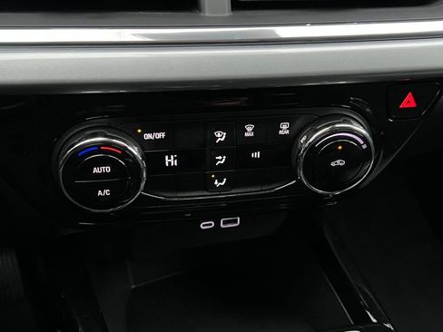 Used 2025 Chevrolet Trax LT FWD image 25
