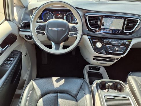 Used 2018 Chrysler Pacifica Limited w/ Tire & Wheel Group image 2