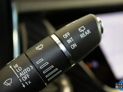 Used 2025 Cadillac XT6 Premium Luxury image 29