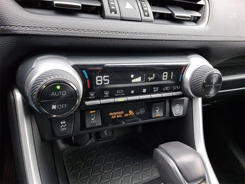 Used 2022 Toyota RAV4 XLE Premium image 19