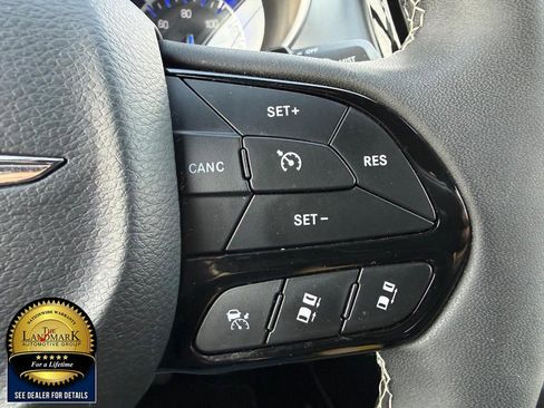 Used 2025 Chrysler Pacifica Limited image 11