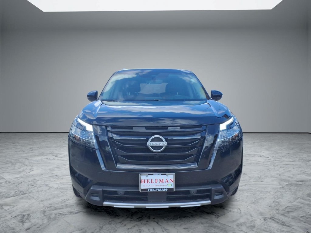 Used 2024 Nissan Pathfinder Platinum FWD image 2
