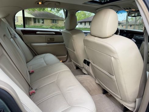 Used 2006 Lincoln Town Car Signature Limited RWD image 14