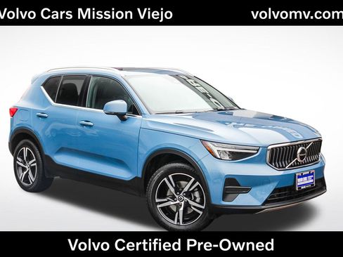 Used 2025 Volvo XC40 B5 Core image 1