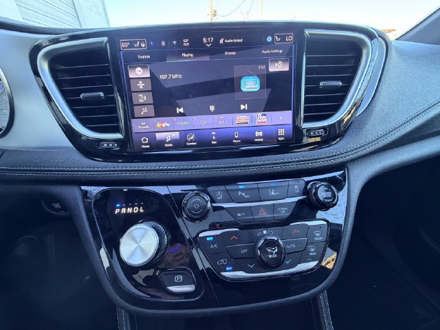 Used 2025 Chrysler Pacifica Limited FWD image 17