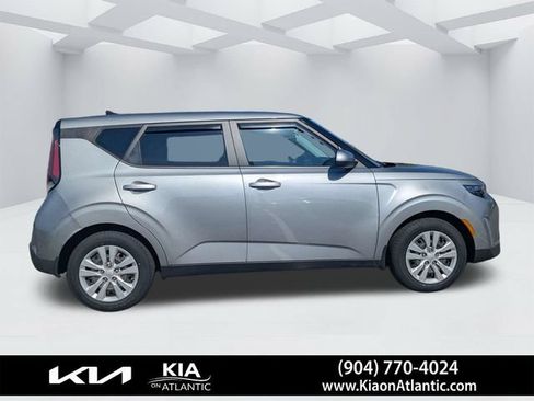 Used 2023 Kia Soul LX FWD image 2