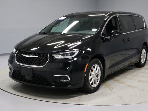 Used 2025 Chrysler Pacifica Select FWD image 6