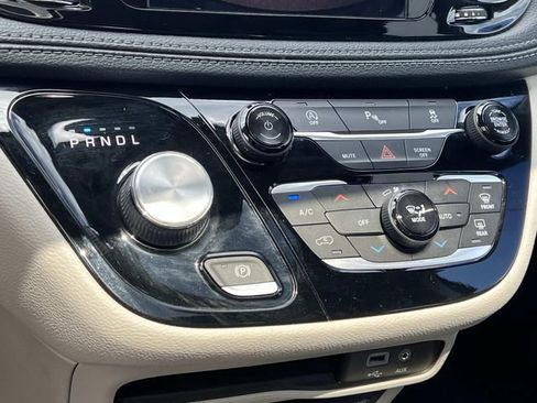 Used 2020 Chrysler Pacifica Limited FWD image 27