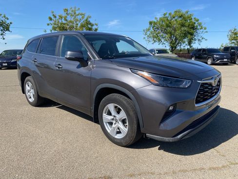 Used 2023 Toyota Highlander LE image 3