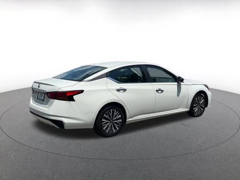 Used 2025 Nissan Altima 2.5 SV FWD image 15