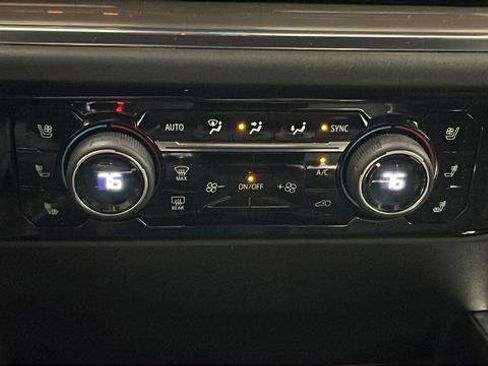 Used 2022 Chevrolet Silverado 1500 High Country w/ High Country Premium Package image 18