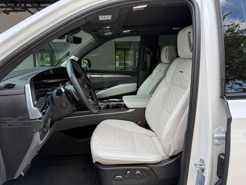 Used 2025 Cadillac Escalade V AWD/4WD image 19