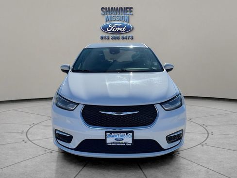 Used 2023 Chrysler Pacifica Touring-L image 2