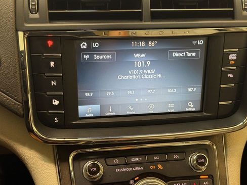 Used 2019 Lincoln Continental Select w/ Continental Climate Package FWD image 18