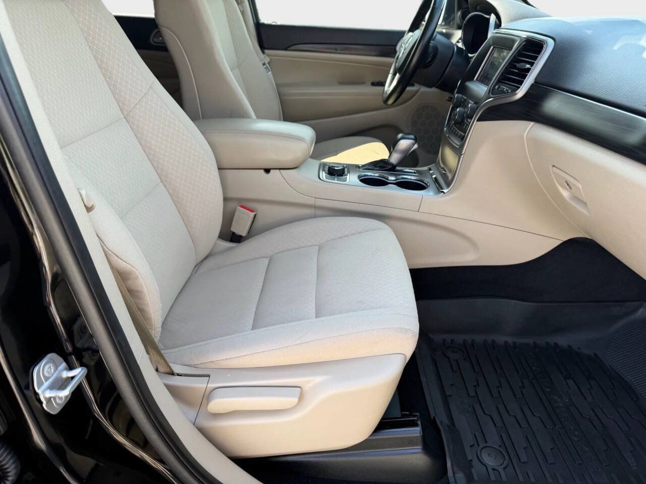 Used 2021 Jeep Grand Cherokee Laredo AWD/4WD image 12