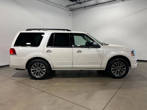 Used 2017 Lincoln Navigator Select image 2