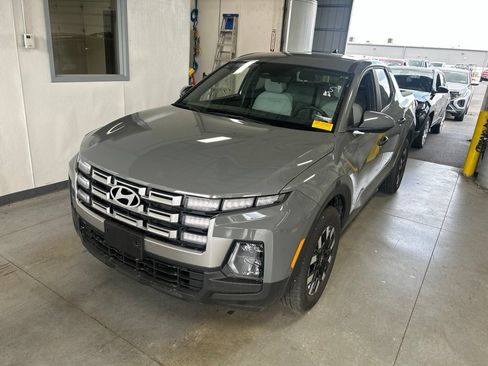 Used 2025 Hyundai Santa Cruz SE FWD image 2