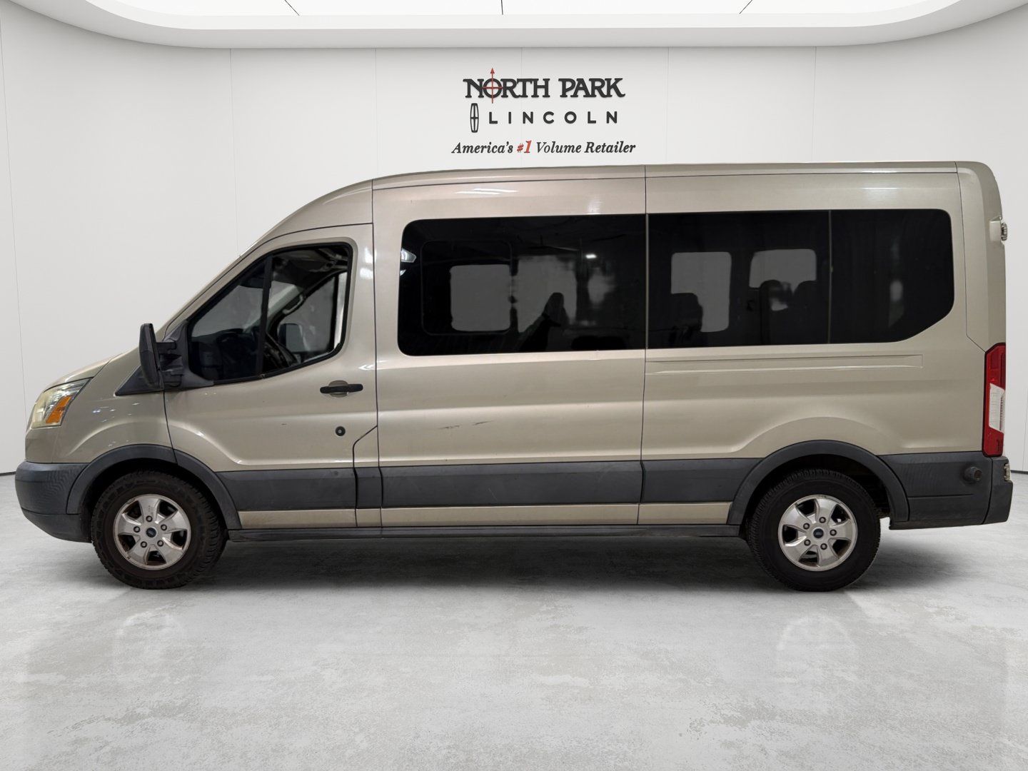 Used 2017 Ford Transit 350 XLT RWD image 2