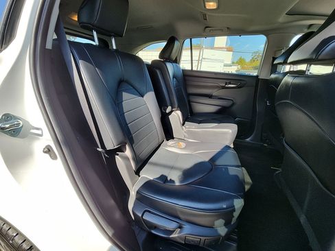 Used 2022 Toyota Highlander XLE image 28