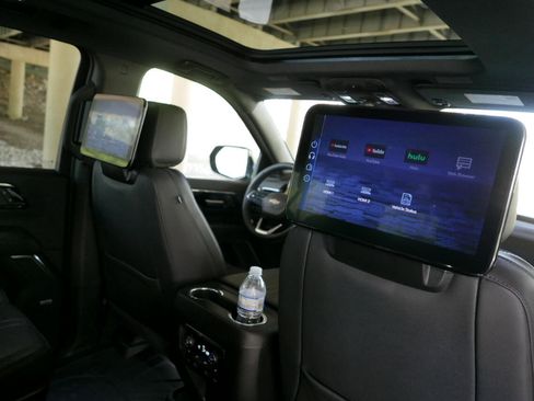 Used 2025 Chevrolet Suburban High Country image 54