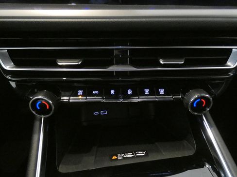 Used 2025 Chevrolet Traverse LT image 15