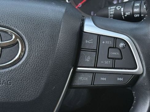 Used 2022 Toyota Highlander LE FWD image 15