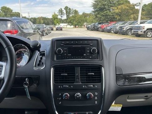 Used 2015 Dodge Grand Caravan American Value Package w/ UConnect Hands-Free Group FWD image 12