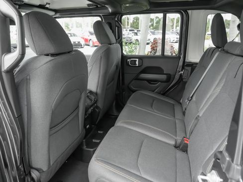 Used 2025 Jeep Wrangler Unlimited Sahara AWD/4WD image 34
