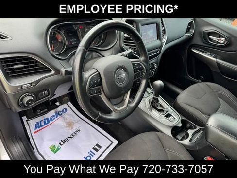 Used 2019 Jeep Cherokee Latitude w/ Cold Weather Group AWD/4WD image 16