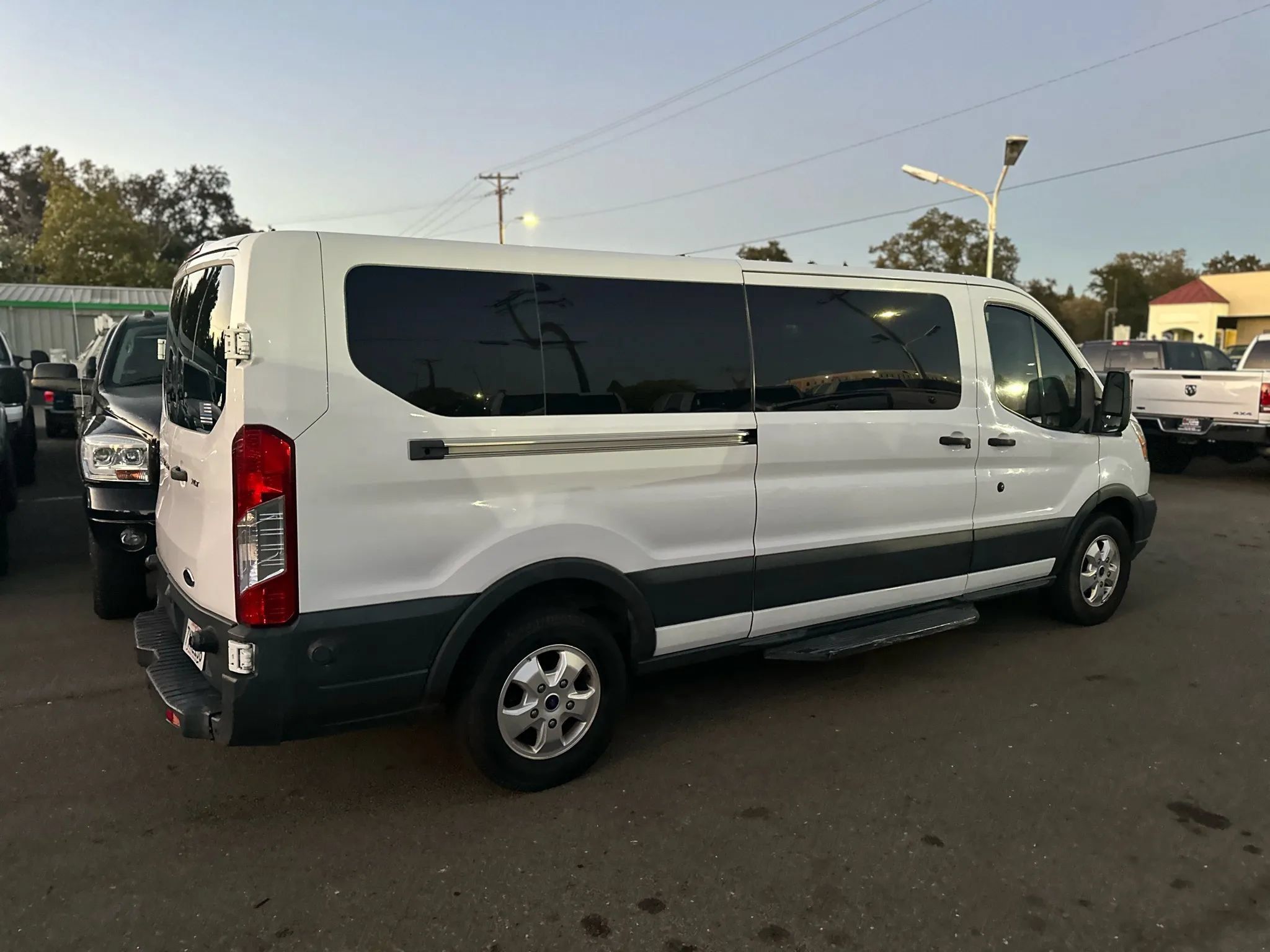Used 2017 Ford Transit 350 XLT RWD image 5