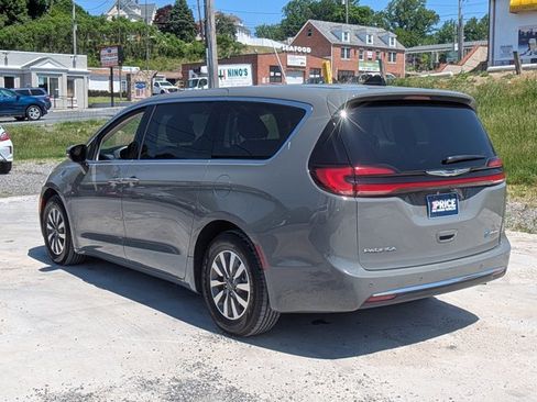 Used 2023 Chrysler Pacifica Touring-L FWD image 8