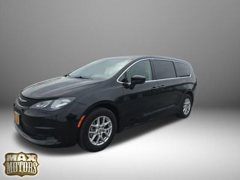 Used 2022 Chrysler Voyager LX image 4