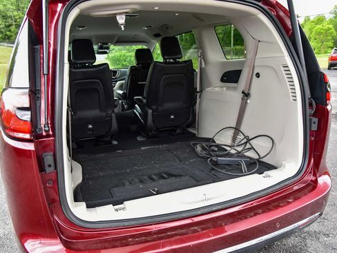 Certified 2023 Chrysler Pacifica Touring-L w/ Uconnect Theater Family Group FWD image 13