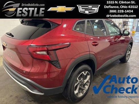 Used 2025 Chevrolet Trax LT w/ LT Convenience Package FWD image 4