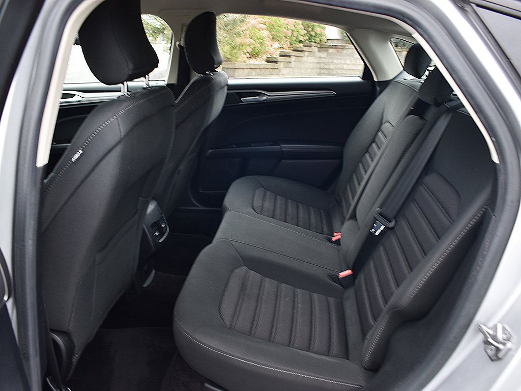 Used 2017 Ford Fusion SE w/ Fusion SE Technology Package FWD image 6