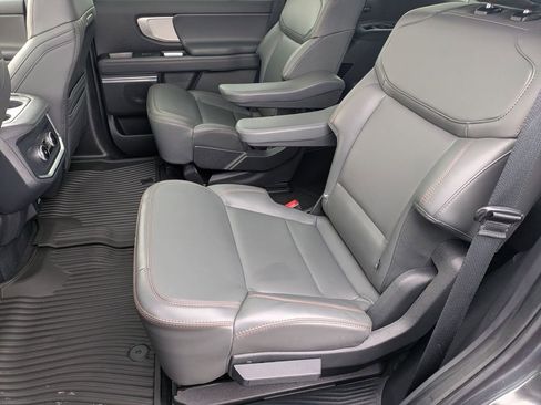 Used 2025 Ford Expedition Active image 19