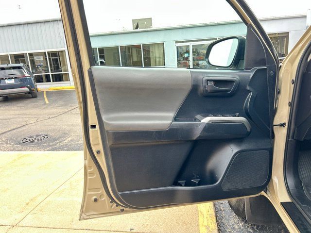 Used 2019 Toyota Tacoma SR5 AWD/4WD image 23