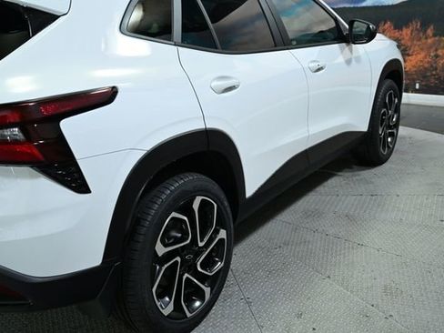 Used 2024 Chevrolet Trax RS w/ Sunroof Package image 9