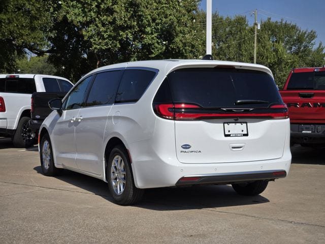 New 2027 Chrysler Pacifica Select FWD image 4