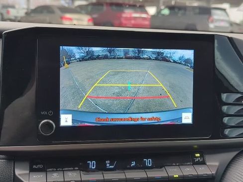 Used 2025 Toyota Camry SE image 7