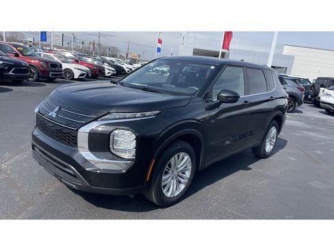 Used 2023 Mitsubishi Outlander ES image 3