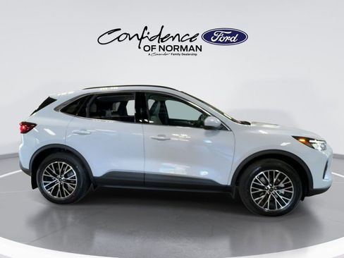 New 2025 Ford Escape SE image 11