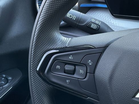 Used 2025 Chevrolet Trax LT image 23