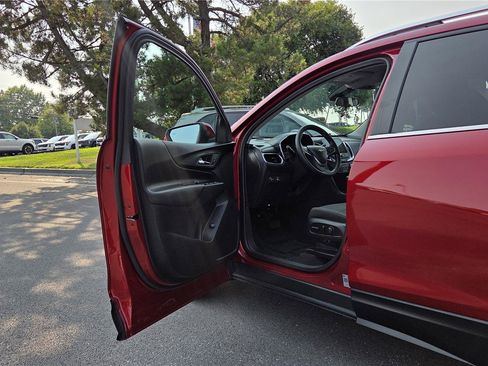 Used 2023 Chevrolet Equinox LT FWD image 12