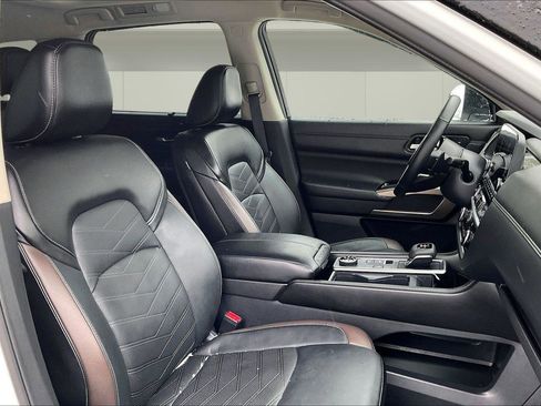 Used 2024 Nissan Pathfinder Platinum image 7