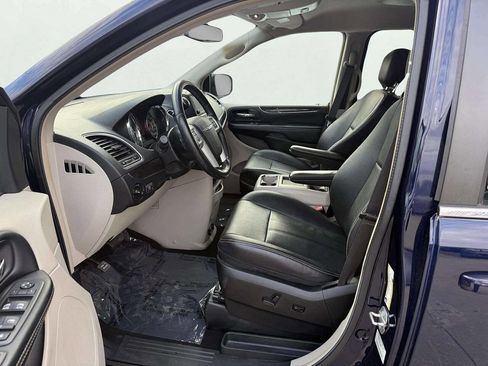Used 2016 Chrysler Town & Country Touring image 10