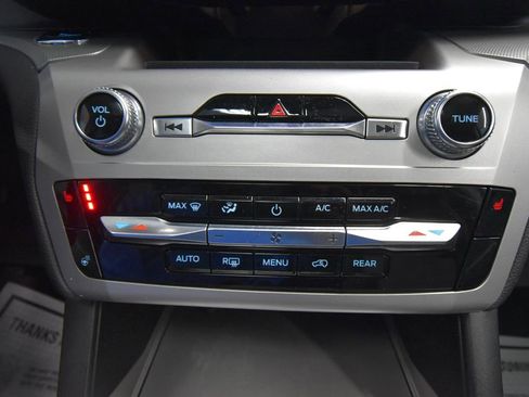 Used 2022 Ford Explorer XLT w/ Equipment Group 202A AWD/4WD image 17
