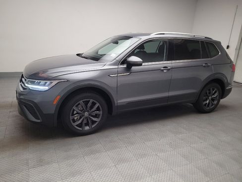 Used 2023 Volkswagen Tiguan SE w/ Panoramic Sunroof Package FWD image 2